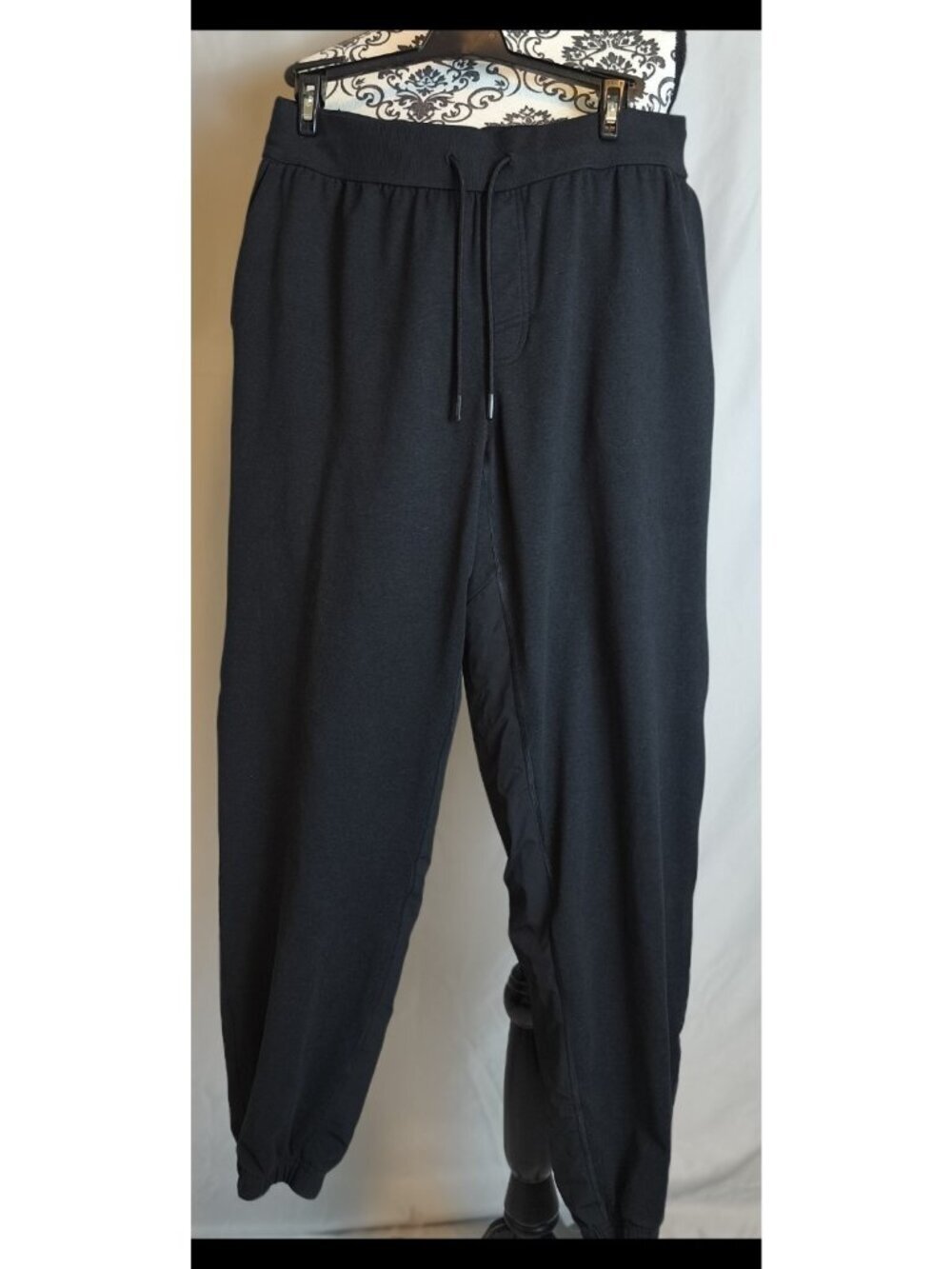 Vuori Men's Black Jogger Sweatpants Size M Dual Fabric Zip Pockets Athletic